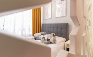Ferros/tábuas de passar roupa, berço de viagem, Wi-Fi, roupa de cama