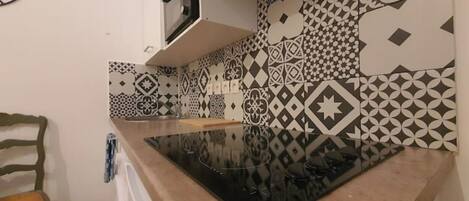 Microwave, coffee/tea maker, cookware/dishes/utensils