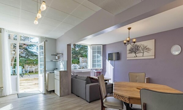 Een smart-tv en een tafeltennistafel