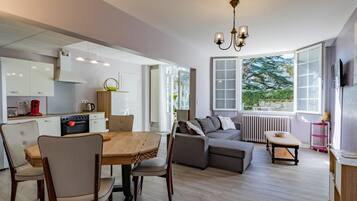 Smart-tv en een tafeltennistafel