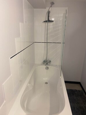 Badewanne, Haartrockner, Handtücher