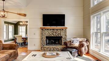 Televisión y chimenea