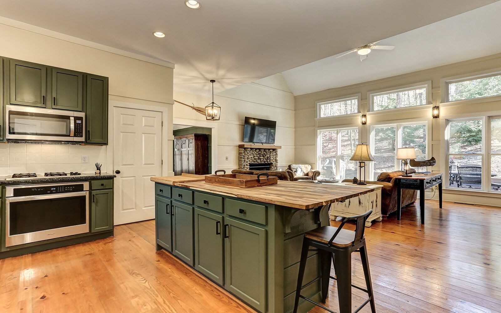 Refrigerador, horno, utensilios de cocina