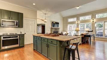 Jääkaappi, uuni, keittoastiat/astiat/ruokailuvälineet