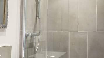 Bruser, hårtørrer, håndklæder, Sæbe