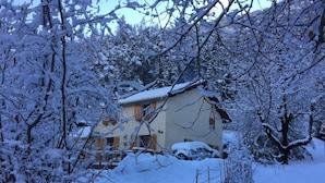 A house surrounded by snow-covered trees and a fence. - COMFORTABLE CHALET - QUIET AND CLOSE TO EVERYTHING (Colmars)