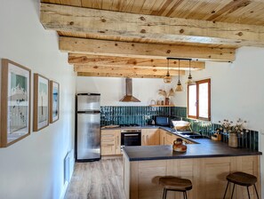 Jääkaappi, mikroaaltouuni, uuni, liesi