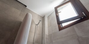 Dusche, Haartrockner, Handtücher, Toilettenpapier