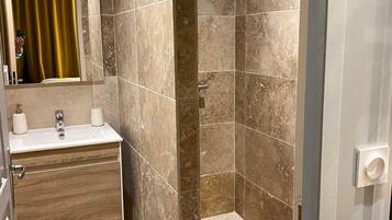 Douche, serviettes fournies, papier toilette