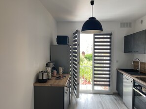 Køleskab, mikrobølgeovn, ovn, kogeplade