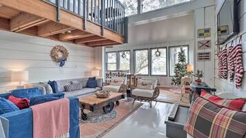 Téléviseur, foyer, table de ping-pong, écran d’ordinateur