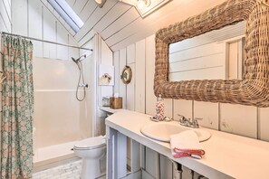 Ein Badezimmer mit Dusche, Toilette und Waschbecken.