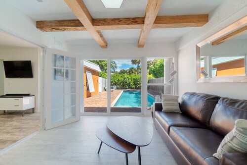 Hummingbird Private Heated Pool Cottage Downtown, The Square, Beach!