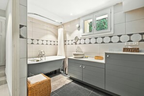 Combined shower/tub, hair dryer, towels, soap