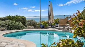 Une piscine avec vue sur la mer et les montagnes.