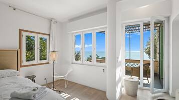 3 habitaciones, escritorio y tabla de planchar con plancha