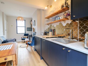 Casa de campo | Cocina privada | Refrigerador, lavavajillas, tetera eléctrica y tostadora