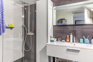 Shower, hair dryer, towels