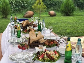Outdoor dining - Finca Idoize Camping Hotel (Kvemo Alvani)