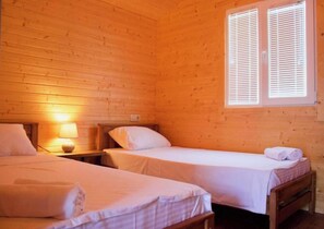 3 bedrooms, iron/ironing board, free WiFi, bed sheets - Finca Idoize Camping Hotel (Kvemo Alvani)