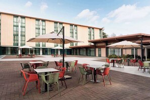 Outdoor dining - Doubletree BY Hilton Milan Malpensa (SOLBIATE OLONA)