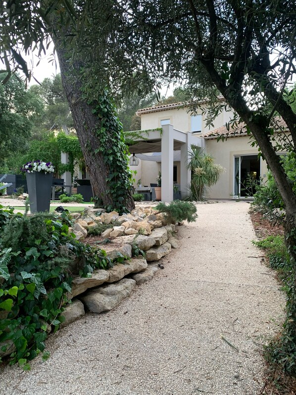 المنطقة المحيطة بالمنشأة