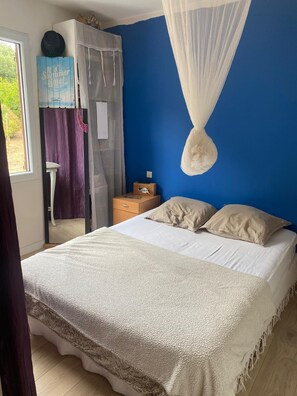 2 bedrooms, desk, iron/ironing board, free WiFi