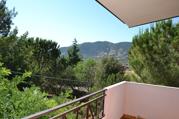 A balcony with a view of a mountainous landscape, surrounded by greenery. - CAROLINAS'APARTMENT CARDEDU (Cardedu)