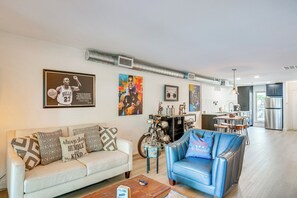 TV, caminetto, videogiochi, impianto stereo