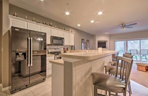 Fridge, microwave, stovetop, dishwasher - Lake-View Patio, Pool Table! Camdenton Family Unit (Camdenton)