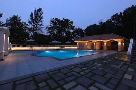 Una piscina al aire libre