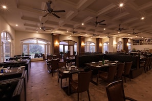 Breakfast area - Montrose Golf Resort & Spa (Somvarpet)