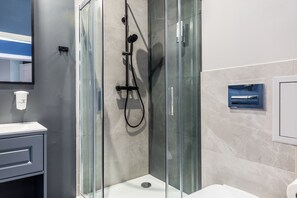 Classic-Doppel- oder -Zweibettzimmer | Badezimmer | Dusche, Haartrockner, Handtücher