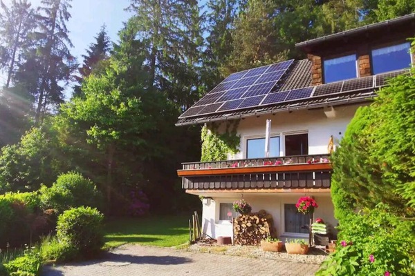 Vorderansicht mit Parkplatz