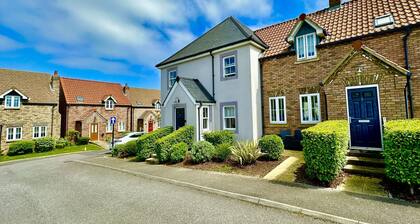 Stunning Coastal Cottage - Sleeping 8 in 4 Bedrooms - Pool and Beach Access Included.