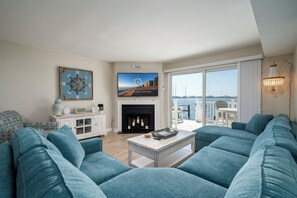 TV - New for 2022! Bay-front Townhome (Ocean City)