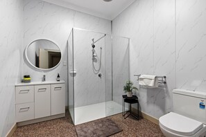 Family House | Bathroom - Loemans Lodge (Bulla)