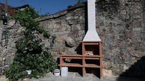 Un muro de piedra con un horno de leña al aire libre.