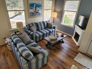 Fernseher, Kamin, DVD-Player