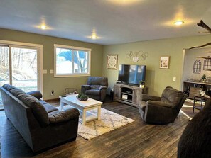 TV, fireplace, video games, stereo - Secluded Farmhouse in Norwalk, WI (Norwalk)