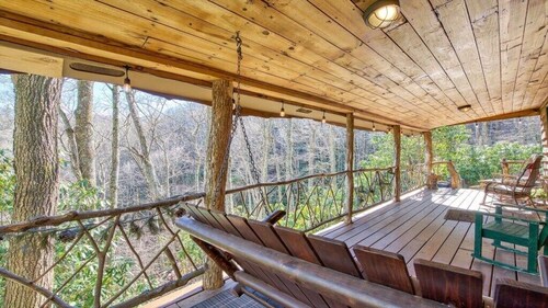 Roughin' it - Secluded, Rustic 2 BR / 1 BA Mountain Cabin, Hot Tub, Private