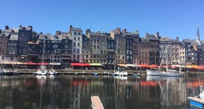 Riverside House & Terrace in Village & Restaurants, Wood Burning Stove, Walking