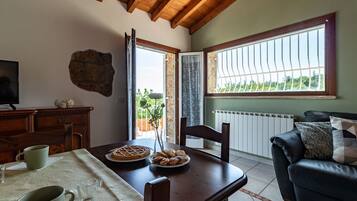 Flachbildfernseher, Kamin, Tischfußball