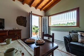 Flatskjerm-TV, peis og fotballspill