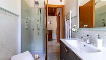 Doccia, asciugacapelli, bidet, asciugamani