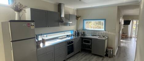 冷蔵庫、電子レンジ、オーブン、コンロ