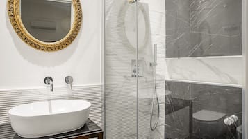 Douche, sĂšche-cheveux, bidet, serviettes fournies