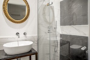 Regadera, secadora de cabello, bidet, toallas 
