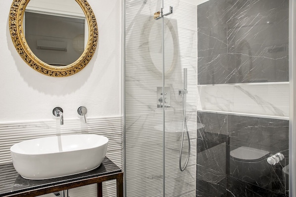 Doccia, asciugacapelli, bidet, asciugamani