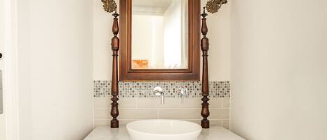 Douche, sĂšche-cheveux, bidet, serviettes fournies